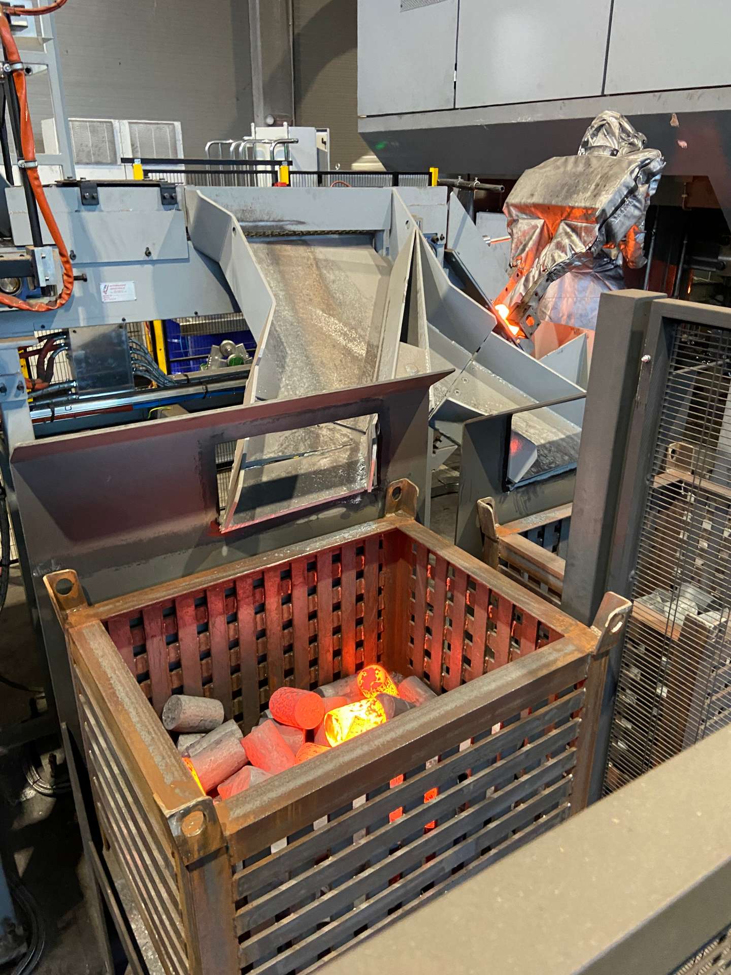 Hot forging line tending machine - immagine 3