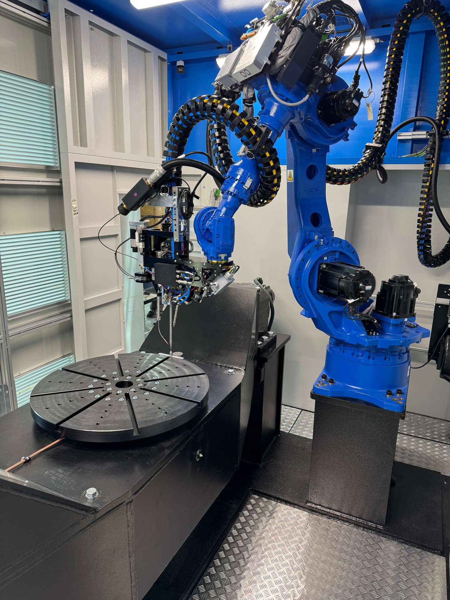 Heavy loads robotic welding machine - immagine 2
